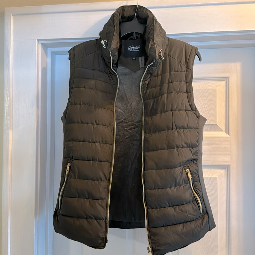 Best sz L medium puffiness cute detailing at neck and sides worn once